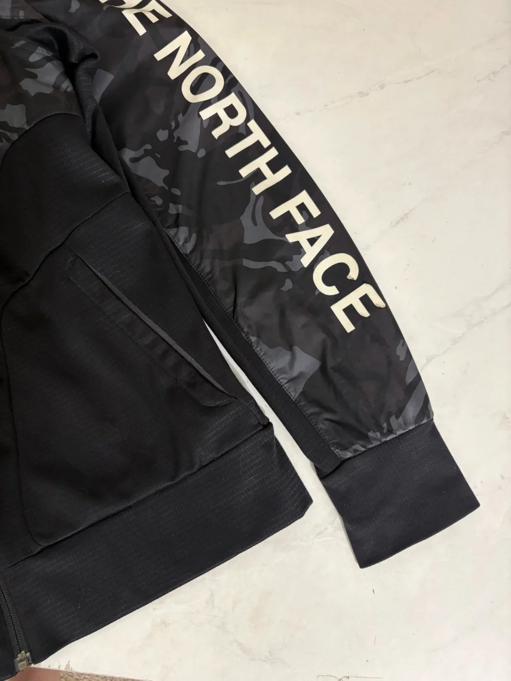 The North Face Men’s Small Black Train Hooded Full Zip Black Camo Jacket Outdoor
